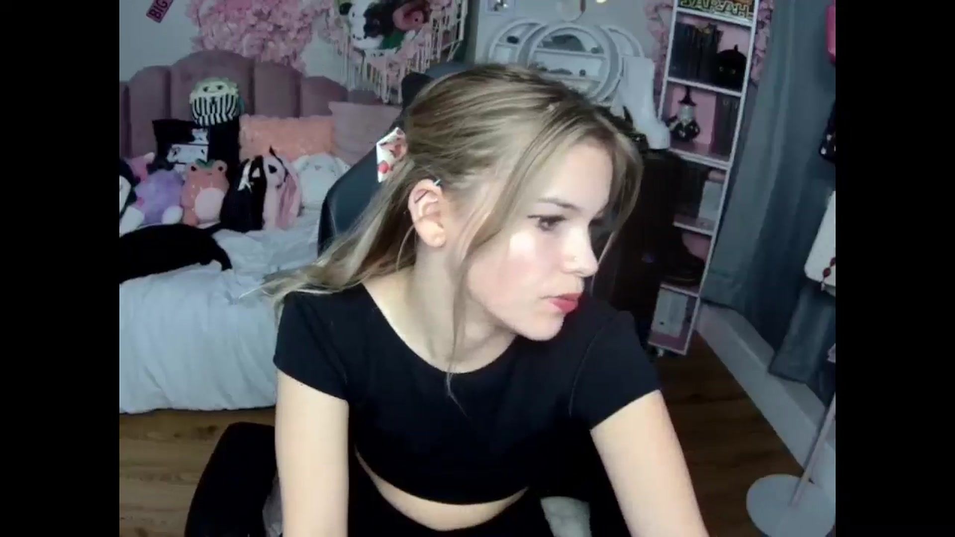 Gallery image thumbnail from Lil__Bunny's myfreecams stream on, 12/01/2024, 23:53 image 18 of 20