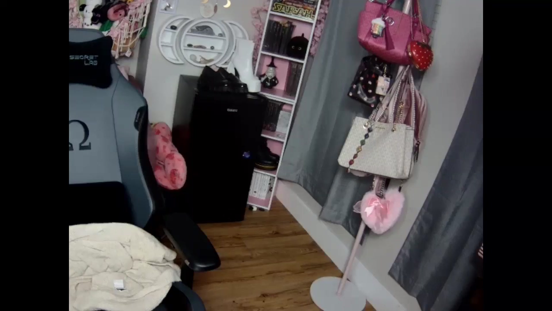Gallery image thumbnail from Lil__Bunny's myfreecams stream on, 12/01/2024, 23:53 image 9 of 20