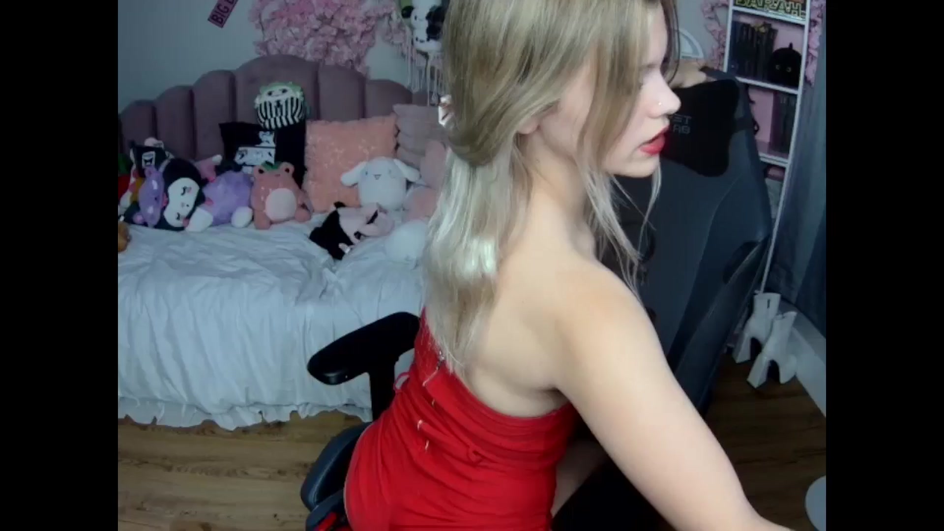 Gallery image thumbnail from Lil__Bunny's myfreecams stream on, 12/02/2024, 21:54 image 1 of 20