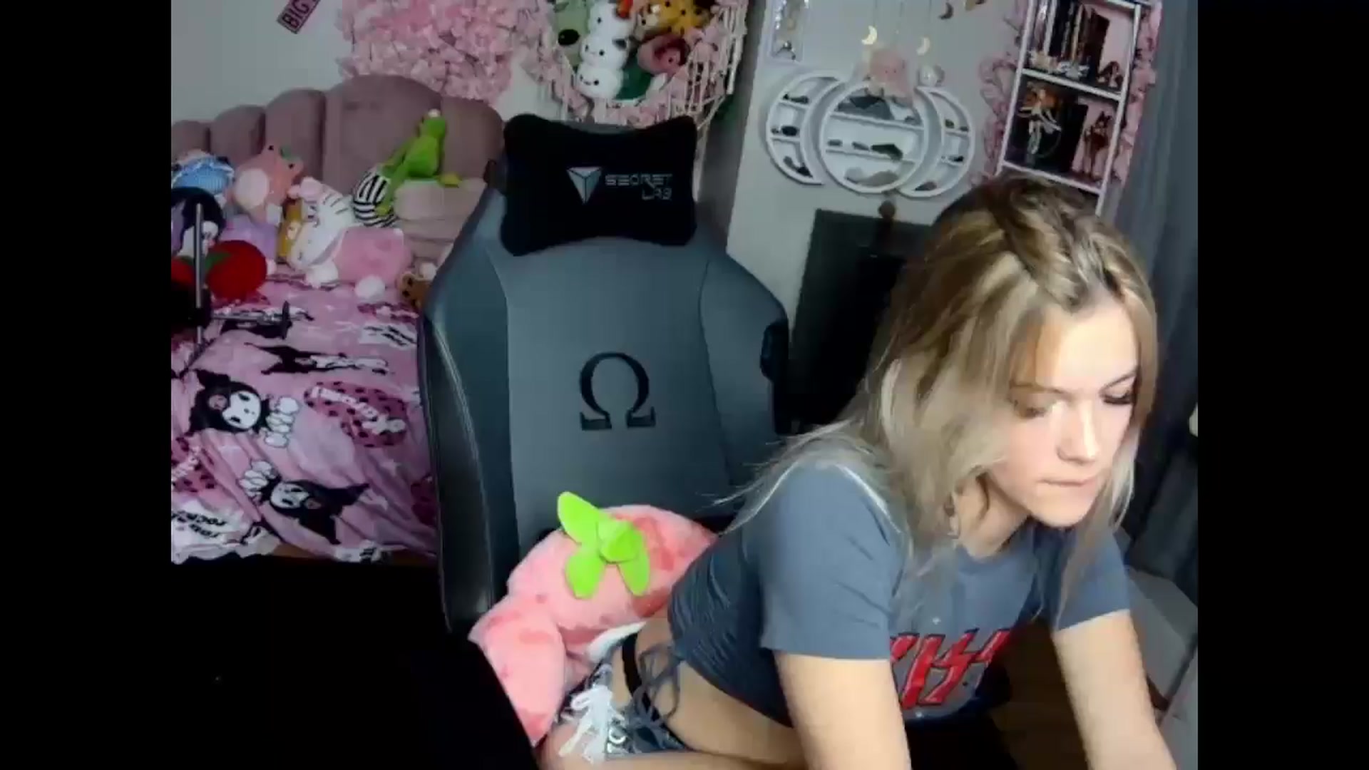 Gallery image thumbnail from Lil__Bunny's myfreecams stream on, 12/18/2024, 20:26 image 11 of 20