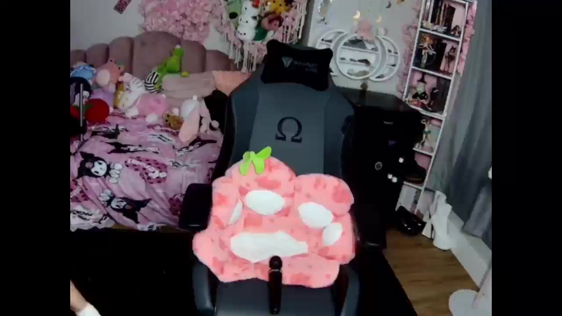 Gallery image thumbnail from Lil__Bunny's myfreecams stream on, 12/18/2024, 20:26 image 9 of 20