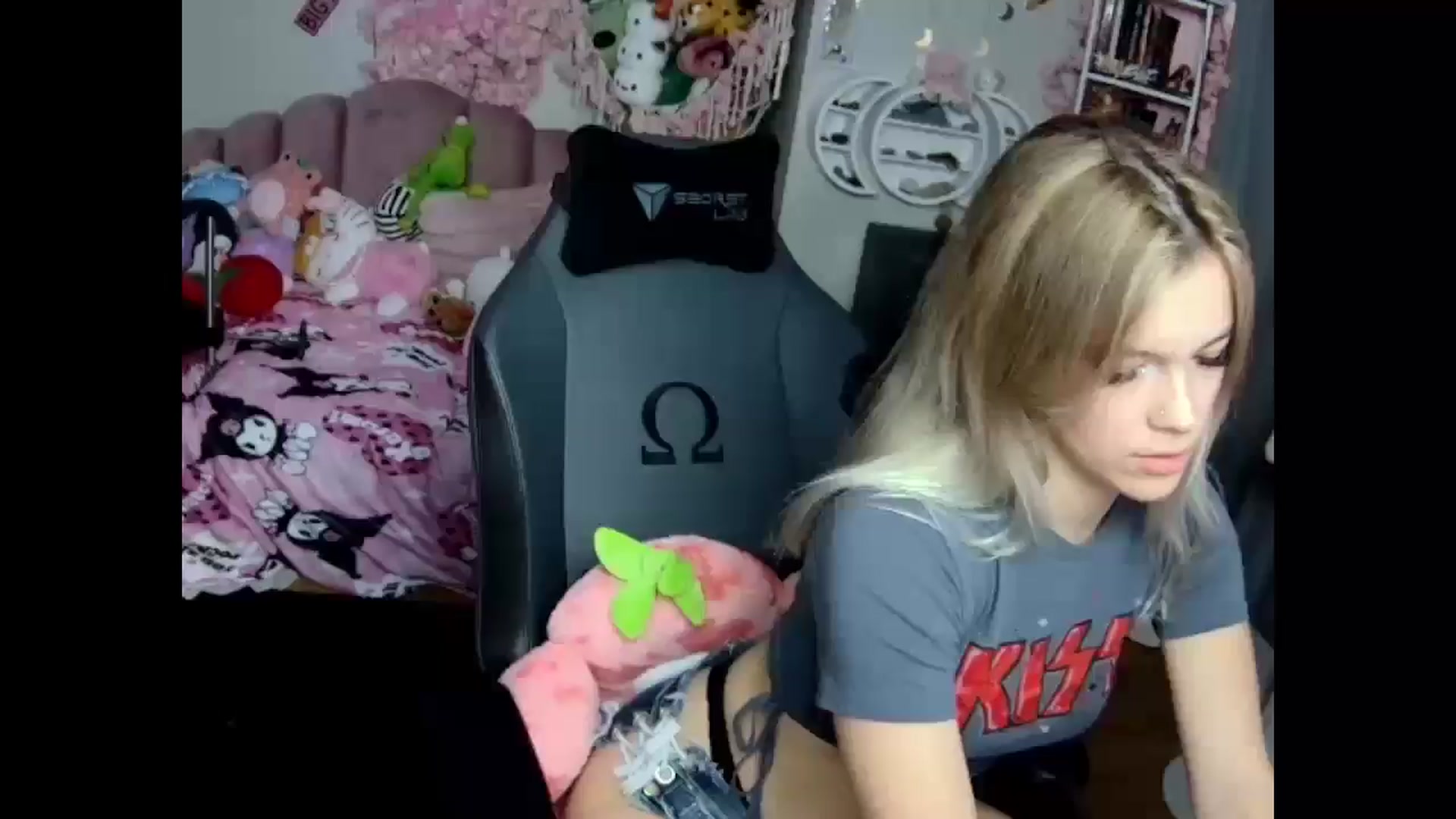 Gallery image thumbnail from Lil__Bunny's myfreecams stream on, 12/18/2024, 20:26 image 12 of 20