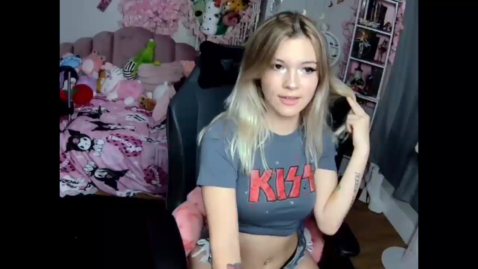 Gallery image thumbnail from Lil__Bunny's myfreecams stream on, 12/18/2024, 20:26 image 10 of 20