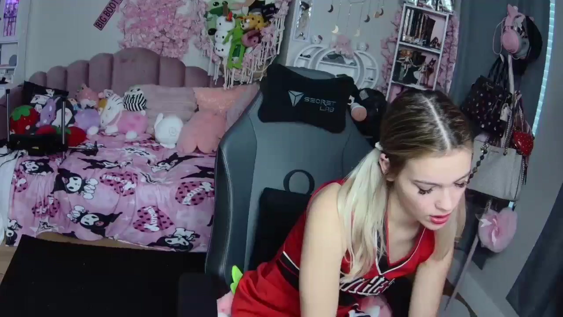 Gallery image thumbnail from Lil__Bunny's myfreecams stream on, 12/25/2024, 22:05 image 10 of 20