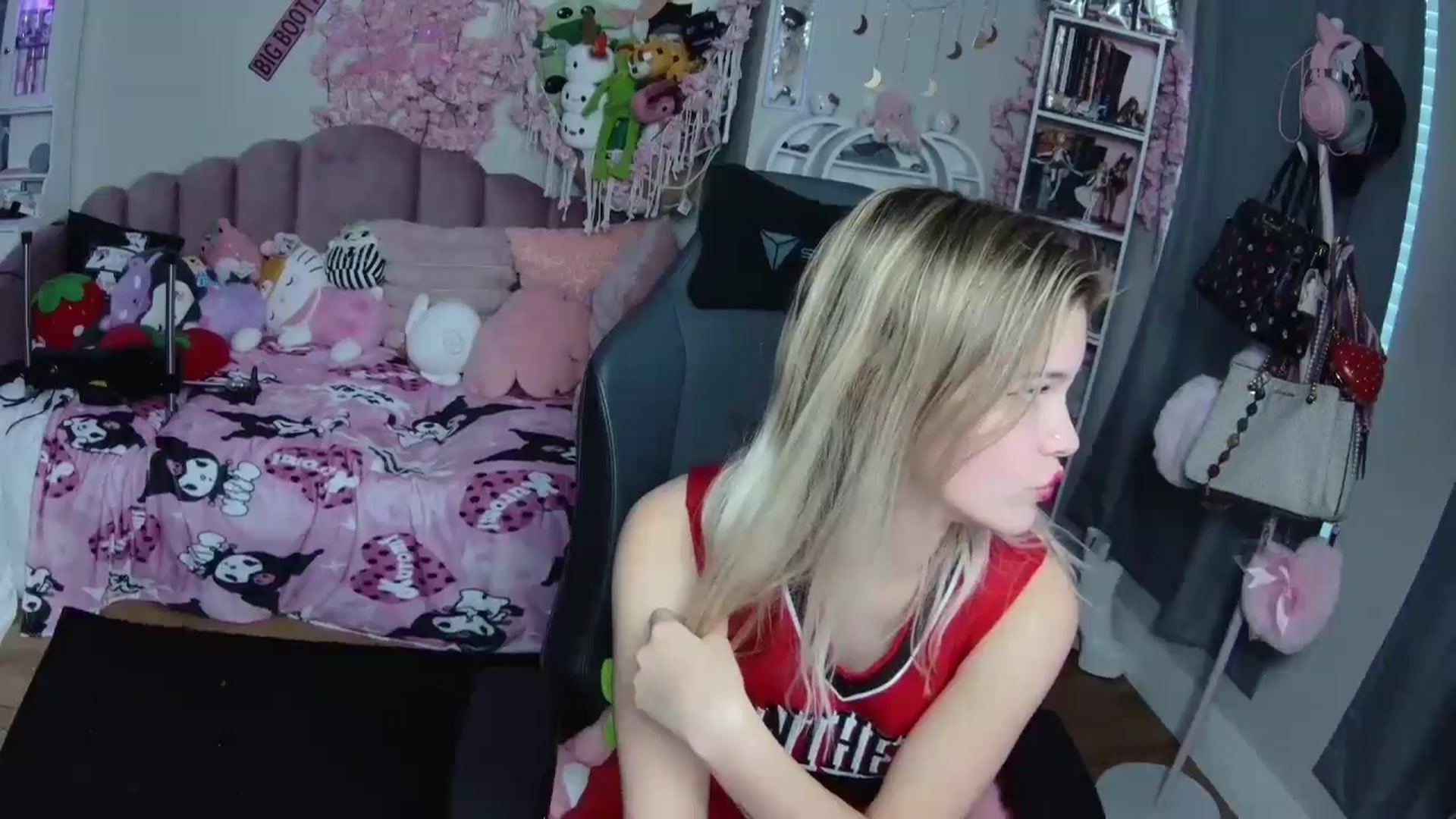 Gallery image thumbnail from Lil__Bunny's myfreecams stream on, 12/25/2024, 22:05 image 2 of 20