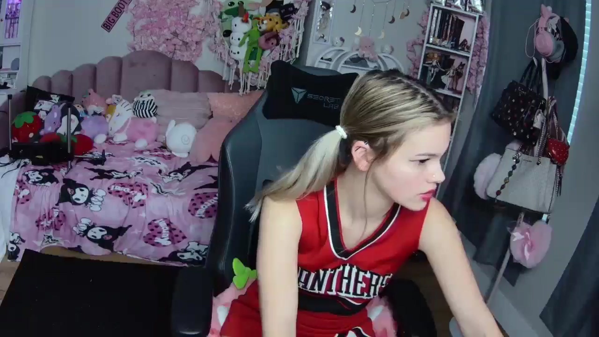 Gallery image thumbnail from Lil__Bunny's myfreecams stream on, 12/25/2024, 22:05 image 5 of 20
