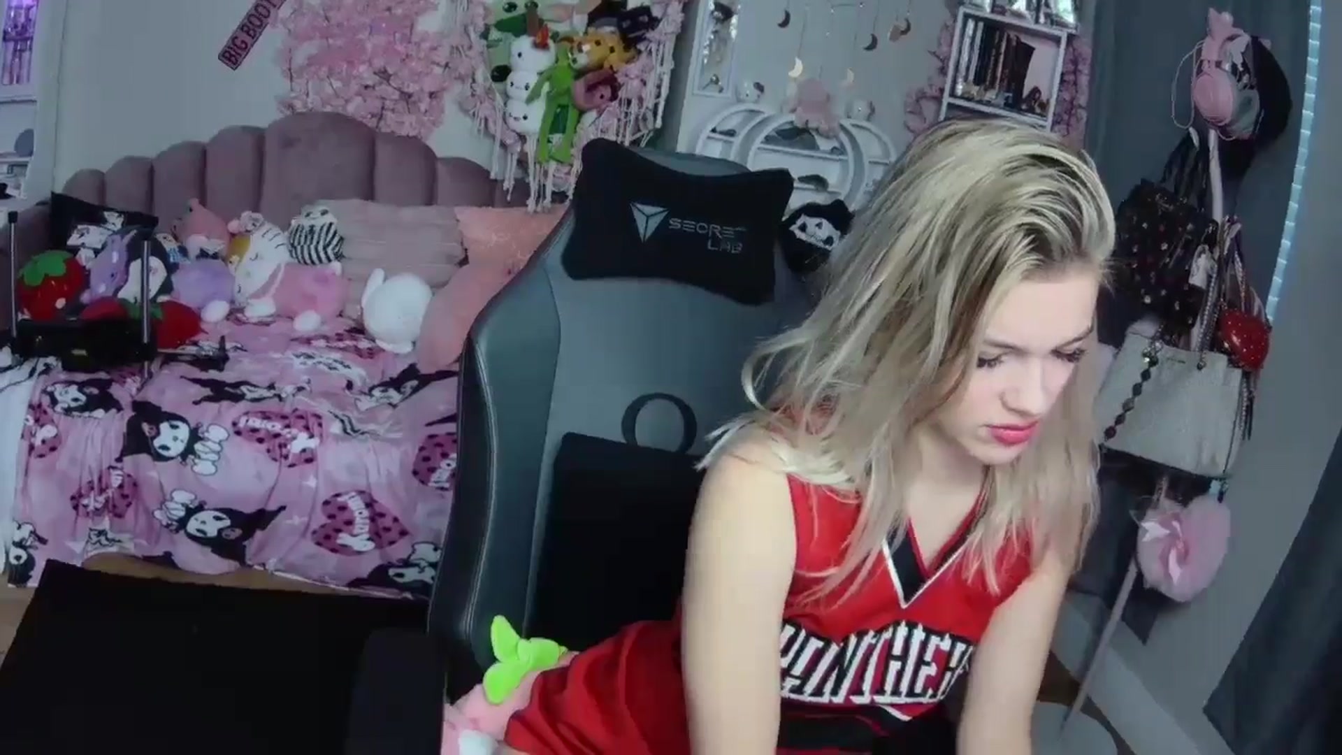 Gallery image thumbnail from Lil__Bunny's myfreecams stream on, 12/25/2024, 22:05 image 19 of 20