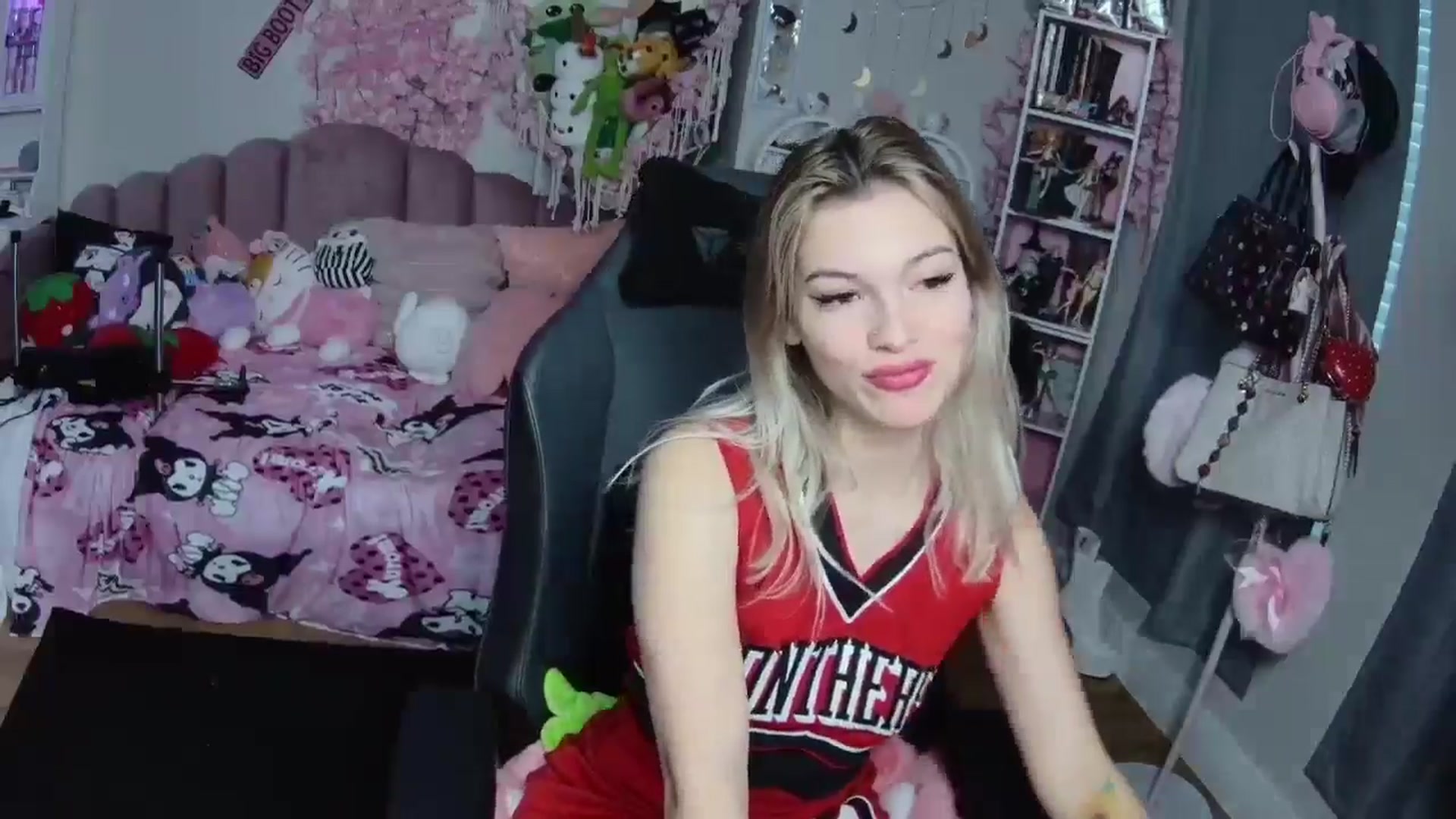 Gallery image thumbnail from Lil__Bunny's myfreecams stream on, 12/25/2024, 22:05 image 17 of 20