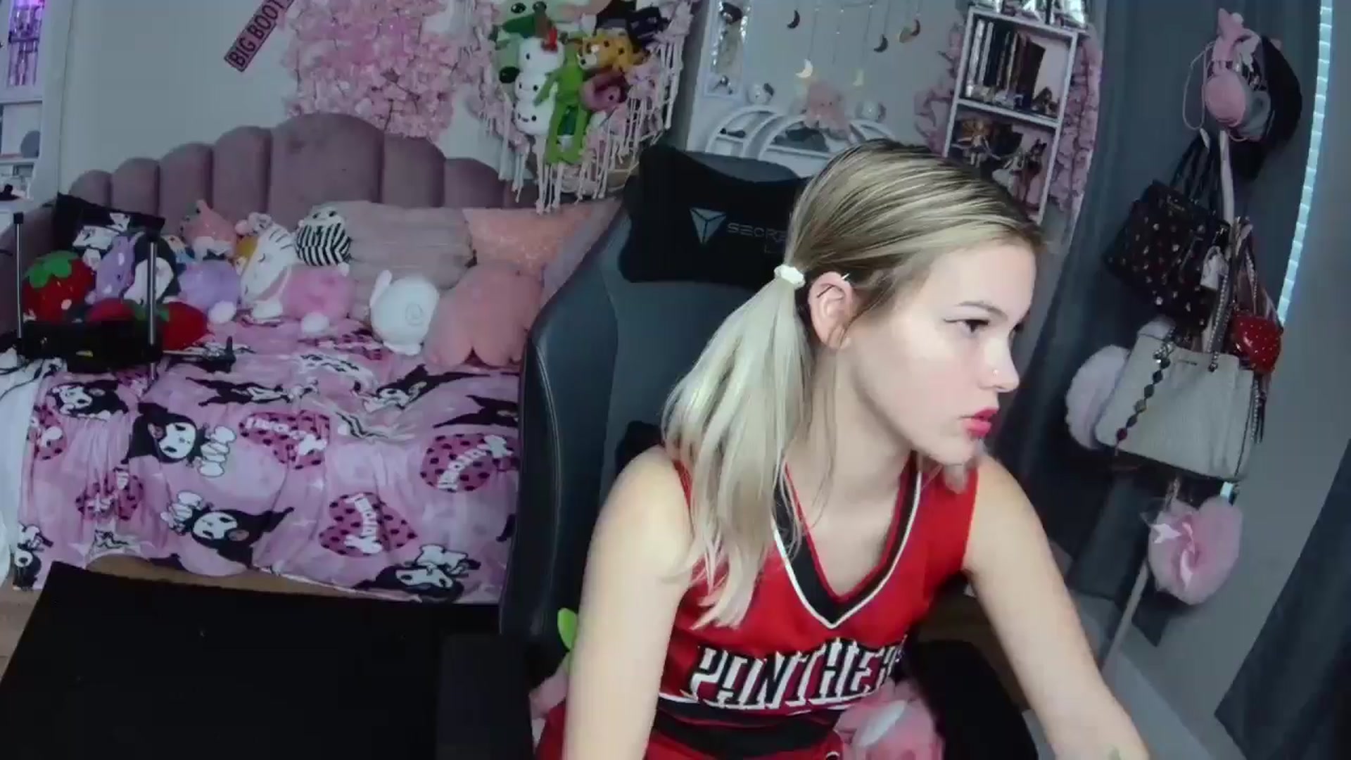 Gallery image thumbnail from Lil__Bunny's myfreecams stream on, 12/25/2024, 22:05 image 9 of 20