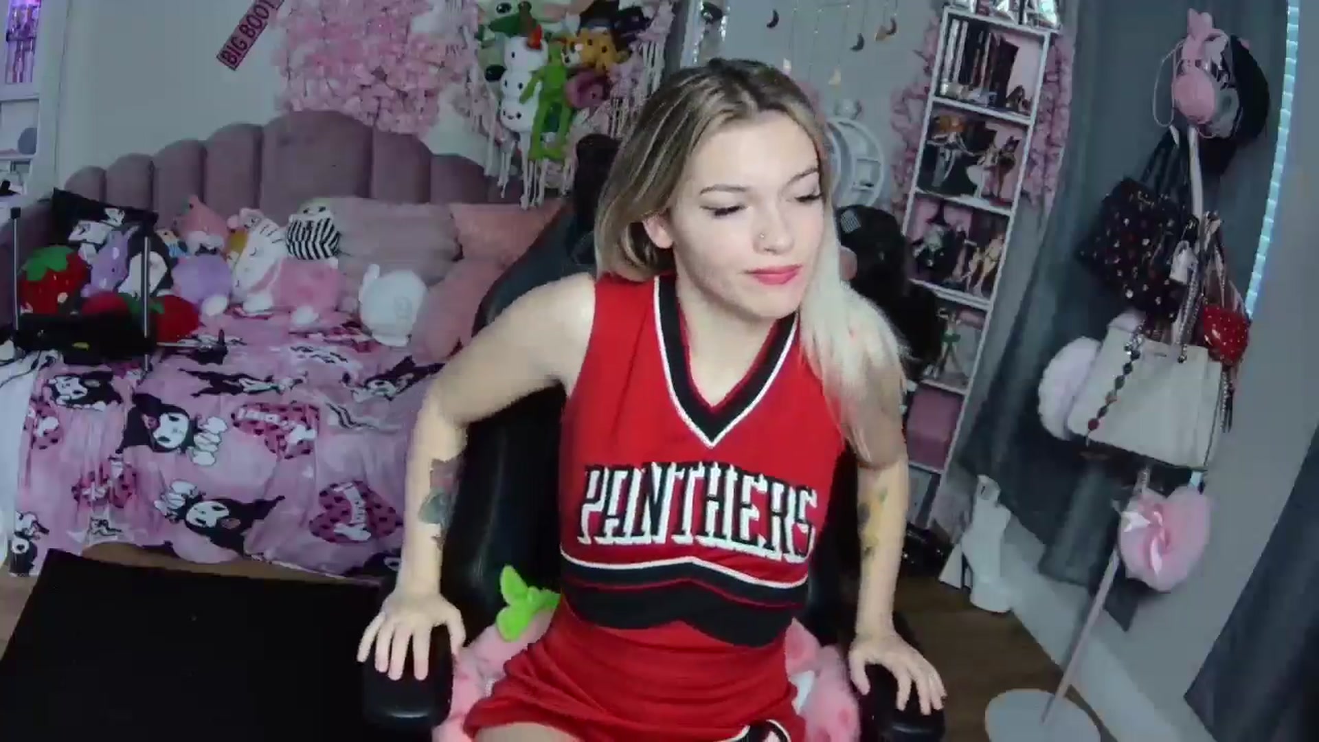 Gallery image thumbnail from Lil__Bunny's myfreecams stream on, 12/25/2024, 22:05 image 16 of 20