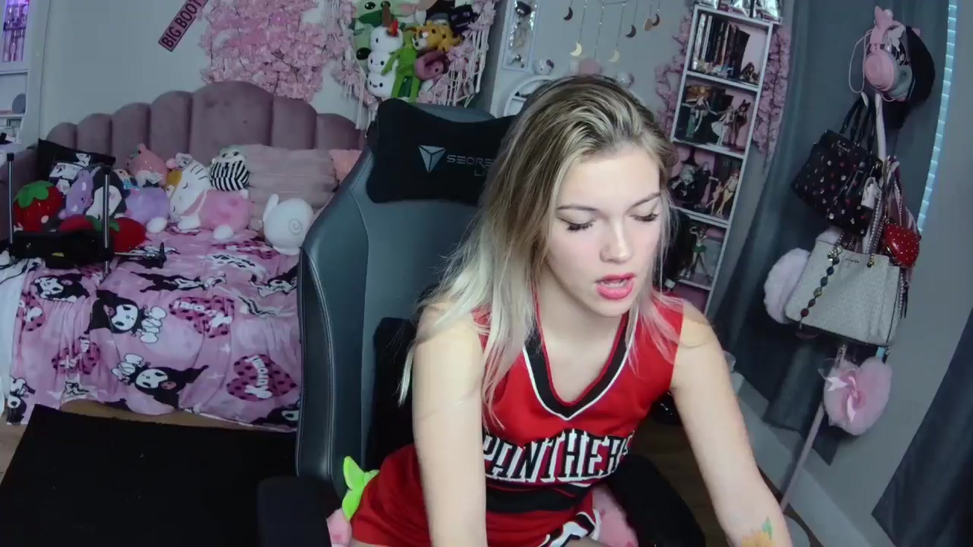 Gallery image thumbnail from Lil__Bunny's myfreecams stream on, 12/25/2024, 22:05 image 20 of 20