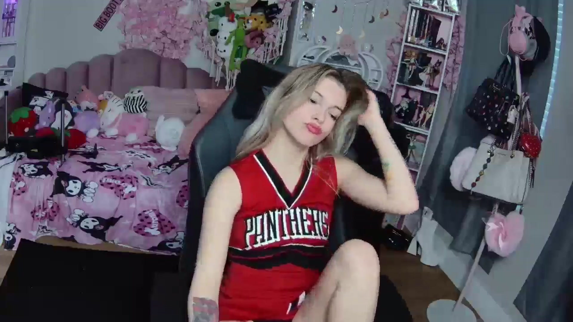 Gallery image thumbnail from Lil__Bunny's myfreecams stream on, 12/25/2024, 22:05 image 18 of 20