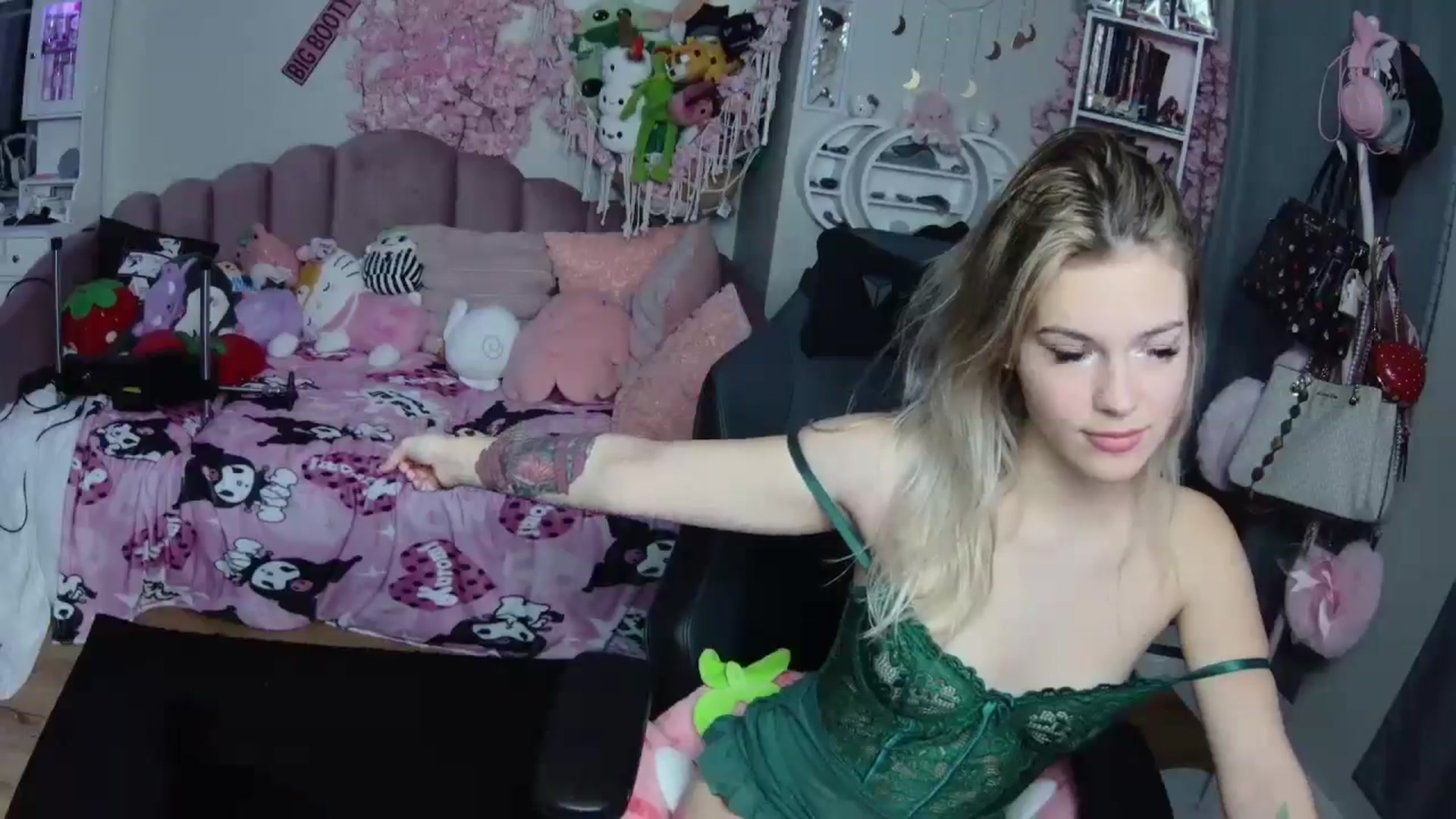 Gallery image thumbnail from Lil__Bunny's myfreecams stream on, 12/26/2024, 01:17 image 2 of 20