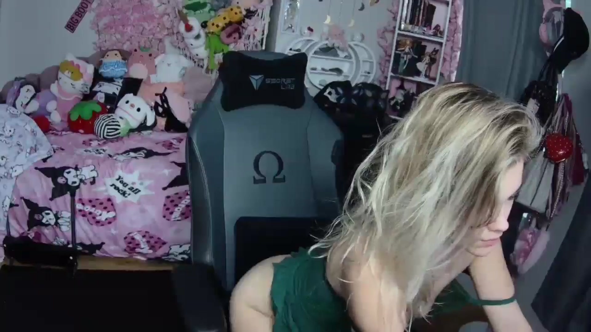 Gallery image thumbnail from Lil__Bunny's myfreecams stream on, 12/31/2024, 20:22 image 13 of 20