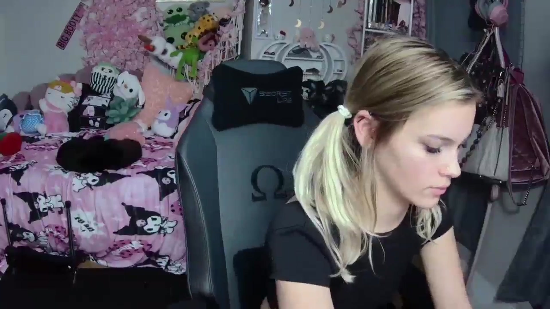 Gallery image thumbnail from Lil__Bunny's myfreecams stream on, 01/02/2025, 01:16 image 2 of 20