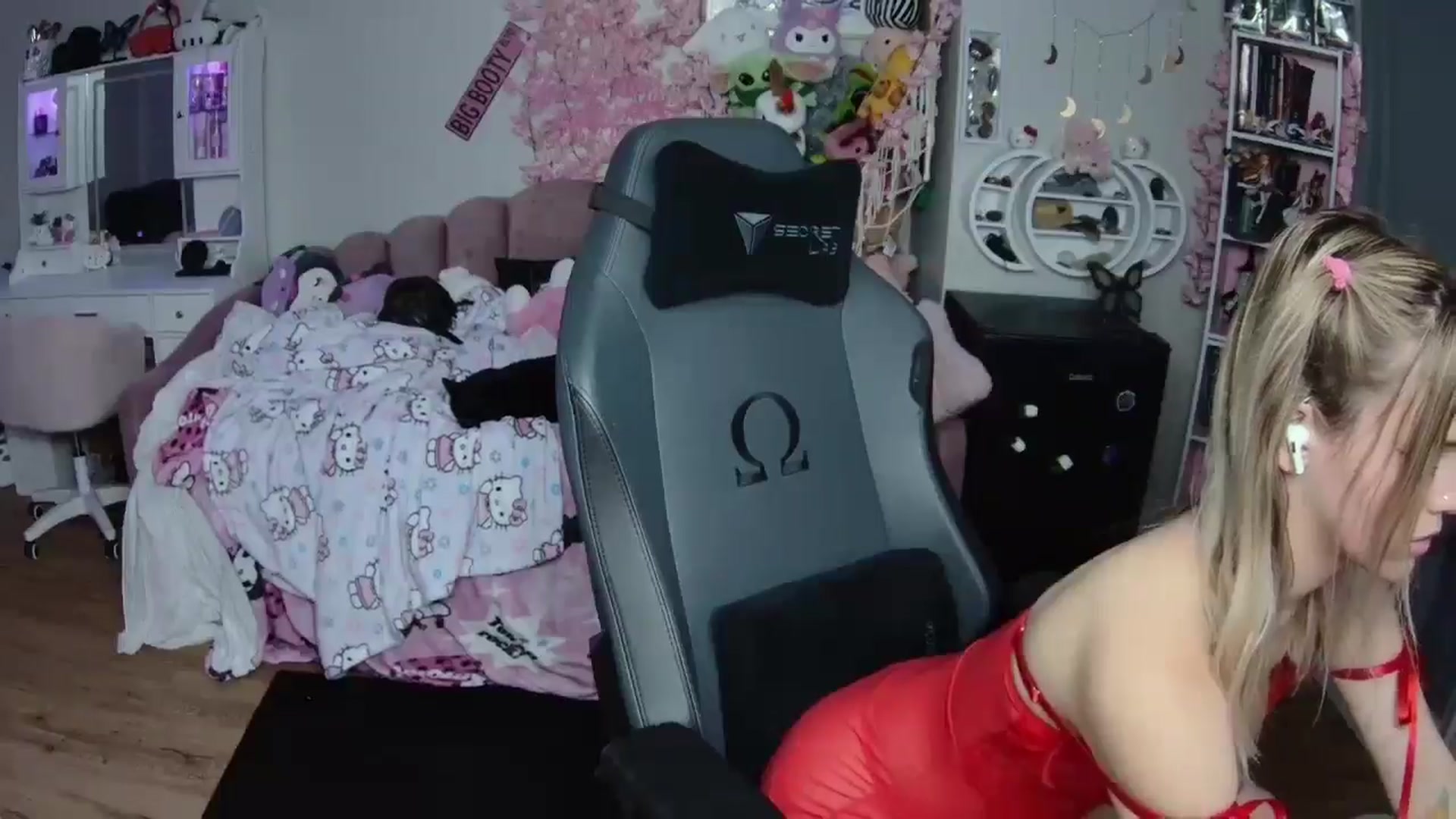Gallery image thumbnail from Lil__Bunny's myfreecams stream on, 01/11/2025, 21:14 image 7 of 20