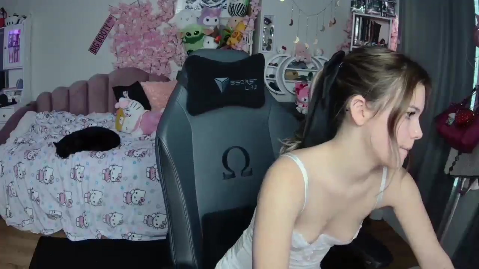 Gallery image thumbnail from Lil__Bunny's myfreecams stream on, 01/13/2025, 18:57 image 13 of 20