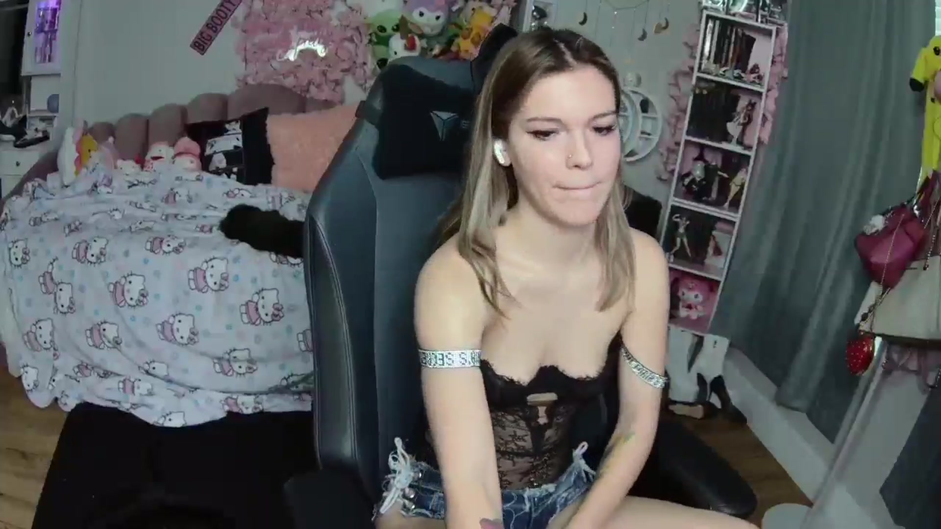 Gallery image thumbnail from Lil__Bunny's myfreecams stream on, 01/27/2025, 19:28 image 9 of 20