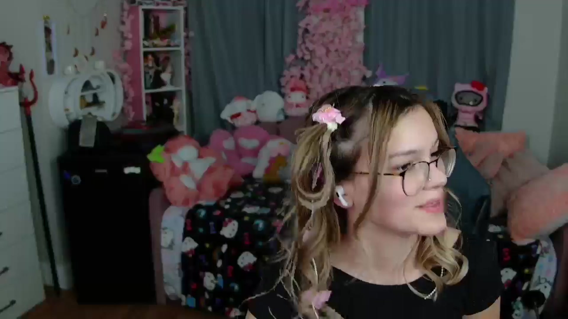 Gallery image thumbnail from Lil__Bunny's myfreecams stream on, 02/25/2025, 07:27 image 8 of 20