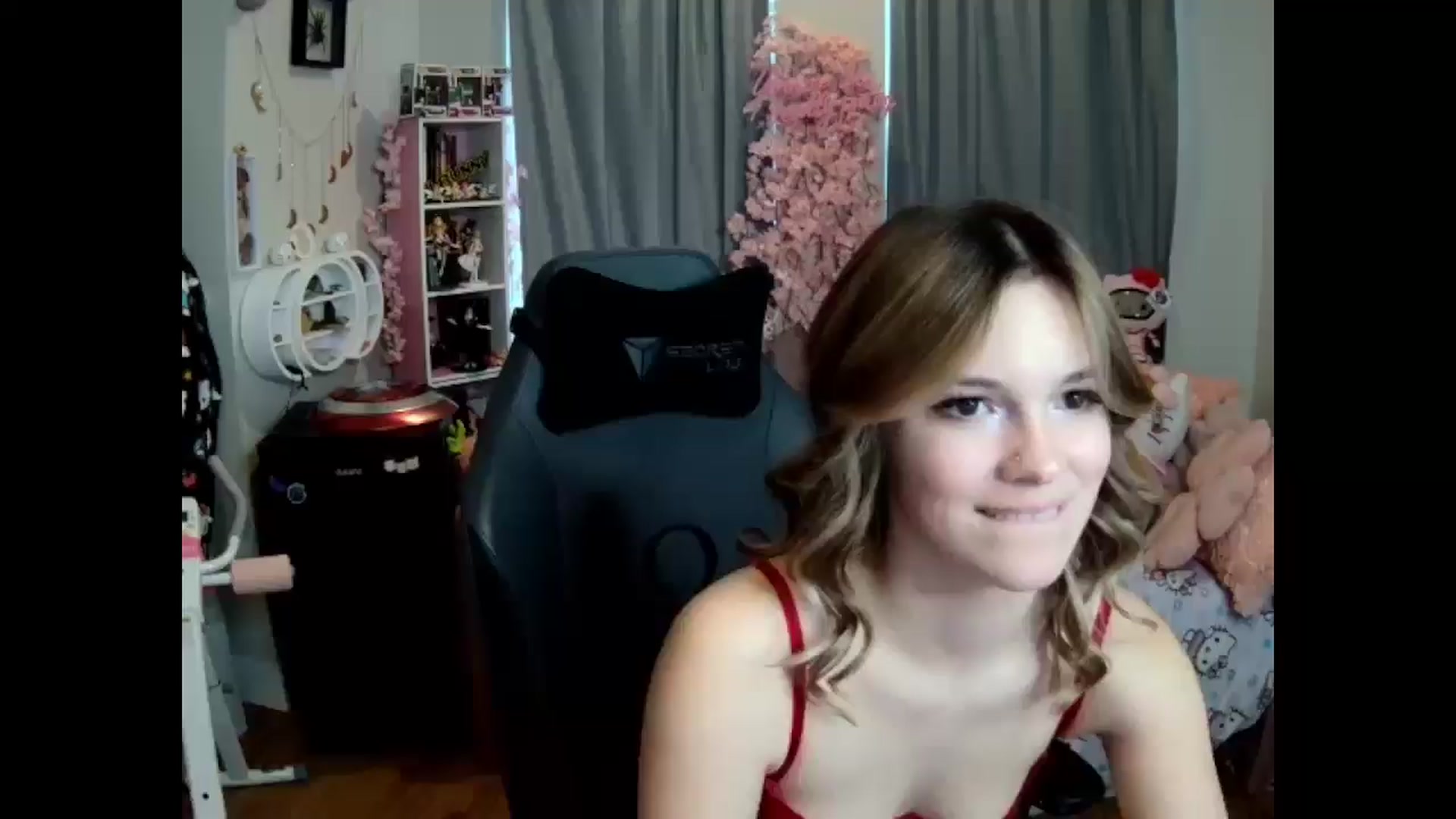 Gallery image thumbnail from Lil__Bunny's myfreecams stream on, 03/11/2025, 19:15 image 14 of 20