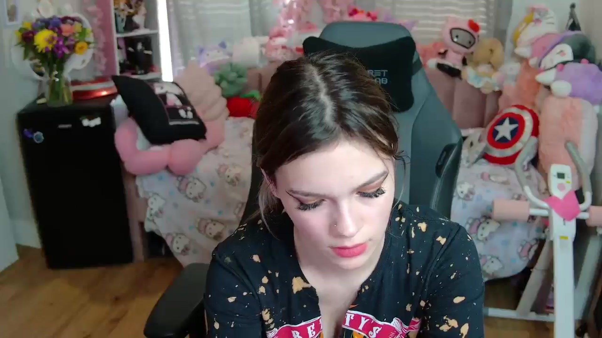 Gallery image thumbnail from Lil__Bunny's myfreecams stream on, 03/18/2025, 14:58 image 18 of 20