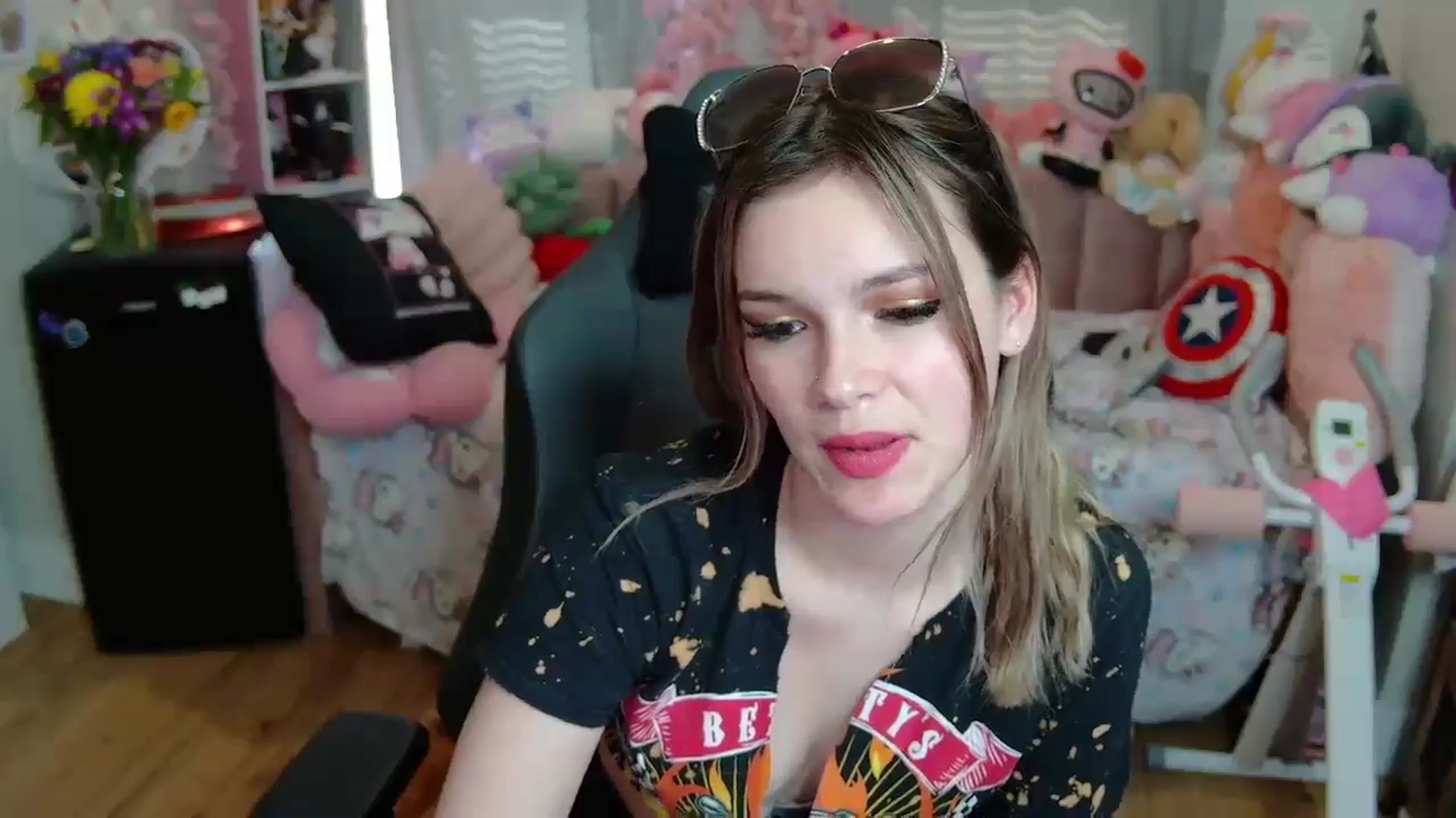 Gallery image thumbnail from Lil__Bunny's myfreecams stream on, 03/18/2025, 17:30 image 18 of 20
