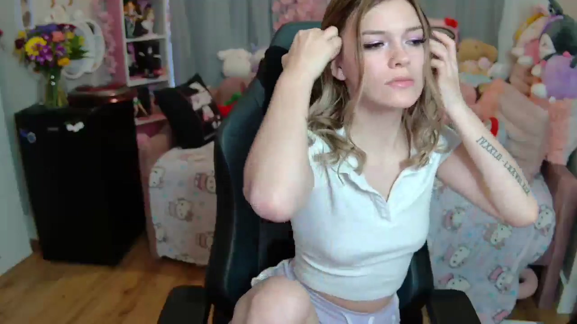 Gallery image thumbnail from Lil__Bunny's myfreecams stream on, 03/19/2025, 19:53 image 15 of 20