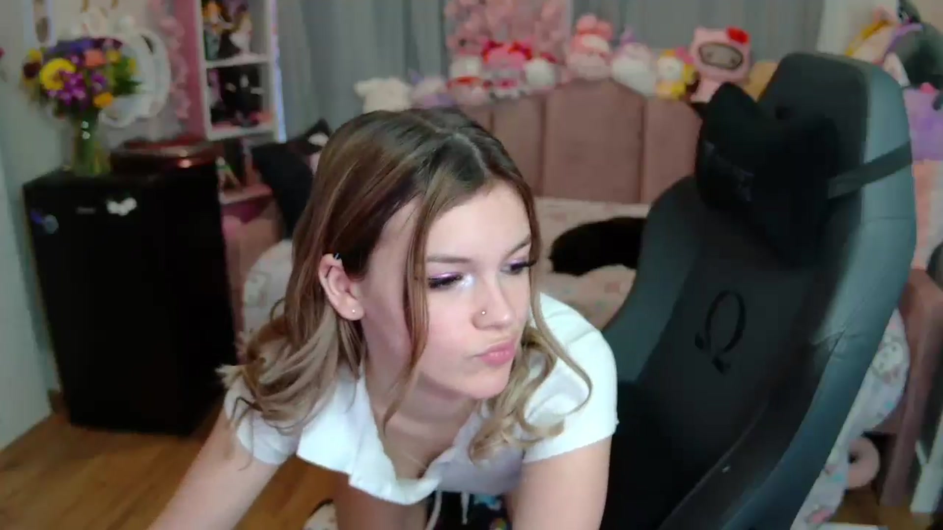 Gallery image thumbnail from Lil__Bunny's myfreecams stream on, 03/19/2025, 19:53 image 18 of 20