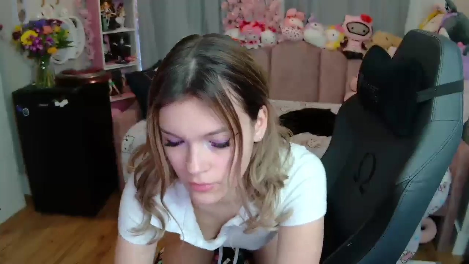 Gallery image thumbnail from Lil__Bunny's myfreecams stream on, 03/19/2025, 19:53 image 19 of 20