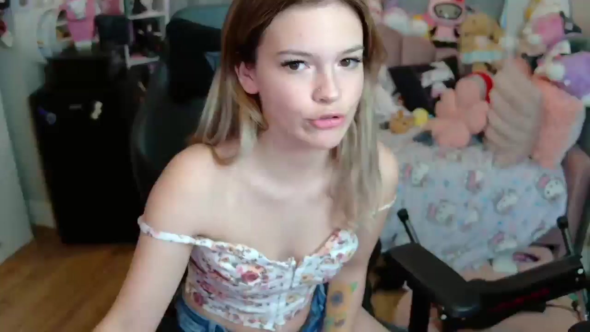 Gallery image thumbnail from Lil__Bunny's myfreecams stream on, 04/20/2025, 21:25 image 2 of 20