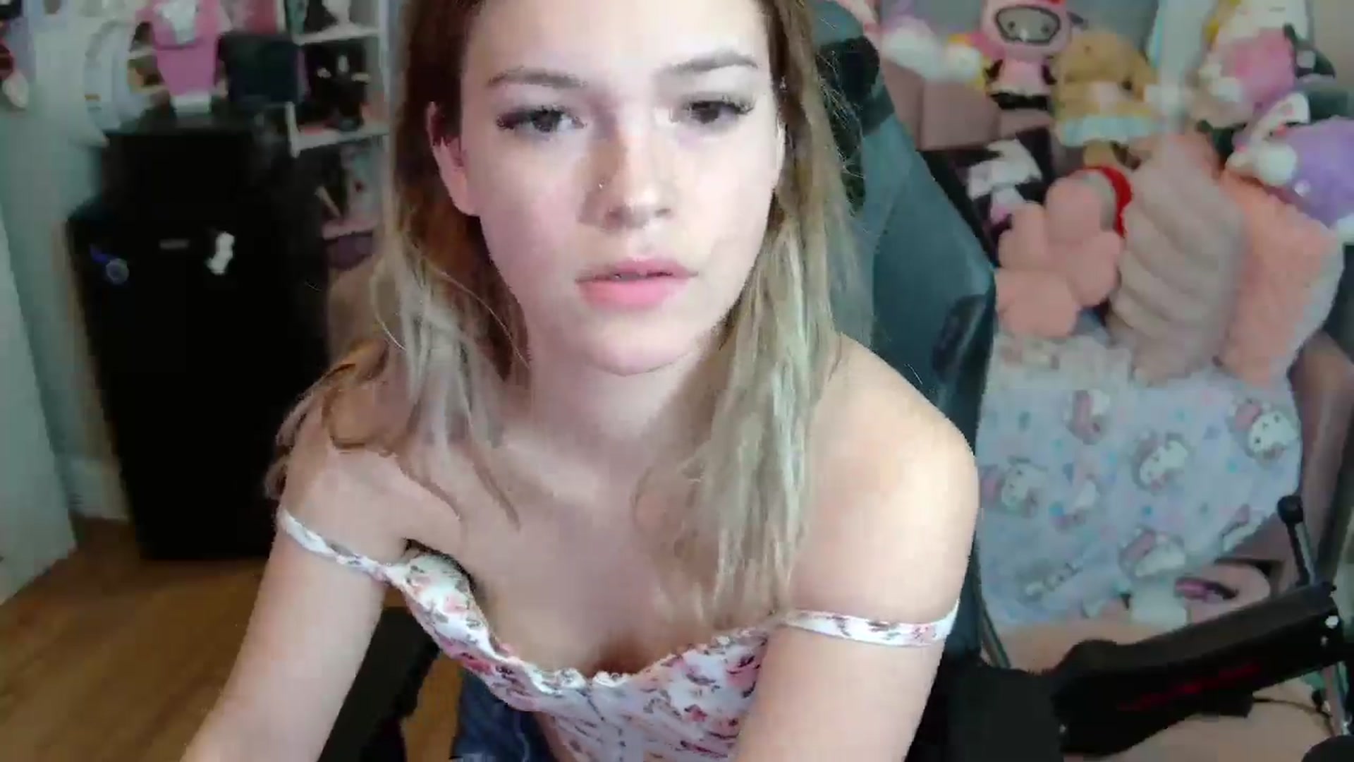 Gallery image thumbnail from Lil__Bunny's myfreecams stream on, 04/20/2025, 21:25 image 5 of 20