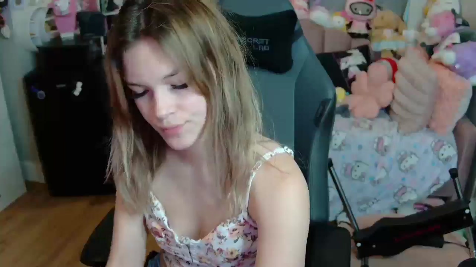Gallery image thumbnail from Lil__Bunny's myfreecams stream on, 04/20/2025, 21:25 image 18 of 20