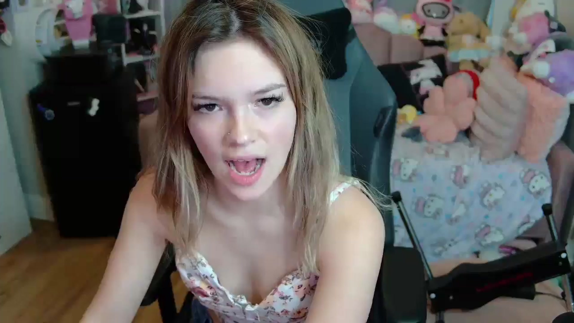 Gallery image thumbnail from Lil__Bunny's myfreecams stream on, 04/20/2025, 21:25 image 16 of 20