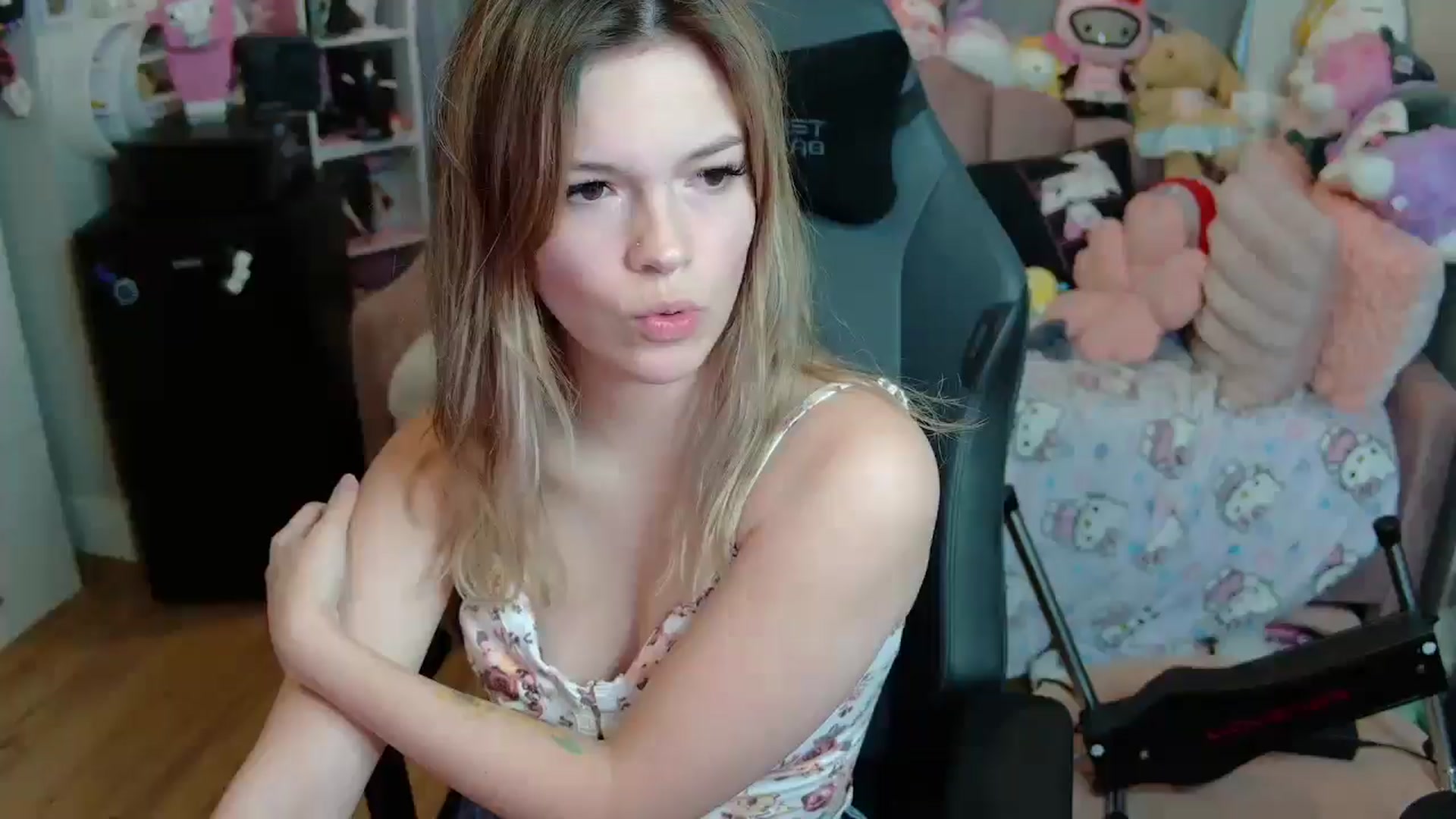 Gallery image thumbnail from Lil__Bunny's myfreecams stream on, 04/20/2025, 21:25 image 17 of 20