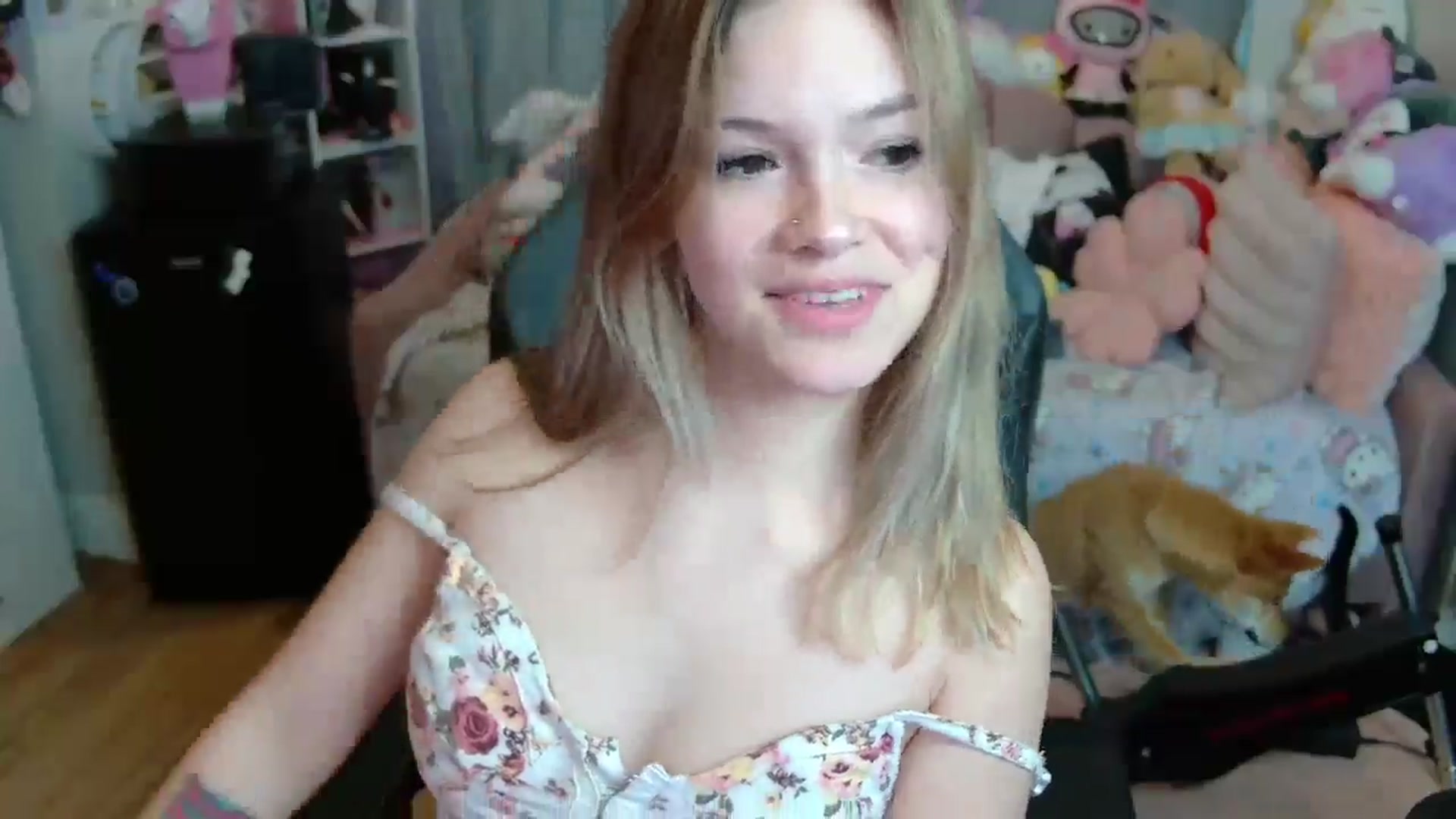 Gallery image thumbnail from Lil__Bunny's myfreecams stream on, 04/20/2025, 21:25 image 20 of 20