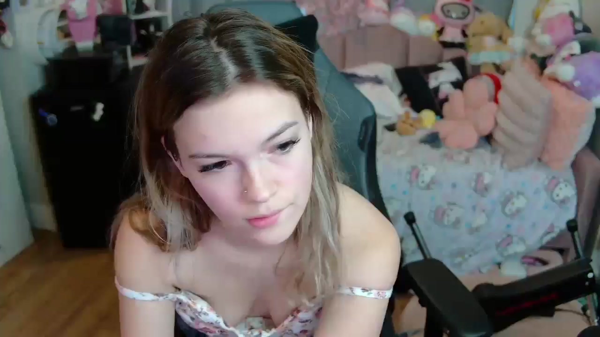 Gallery image thumbnail from Lil__Bunny's myfreecams stream on, 04/20/2025, 21:25 image 4 of 20