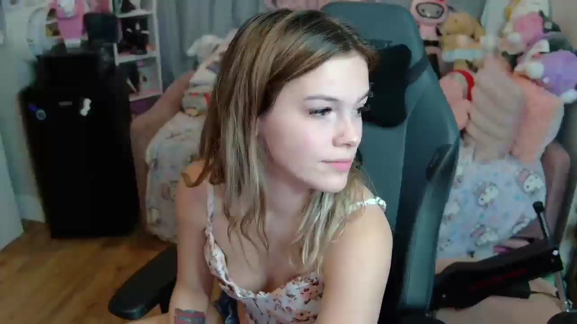 Gallery image thumbnail from Lil__Bunny's myfreecams stream on, 04/20/2025, 22:40 image 3 of 20