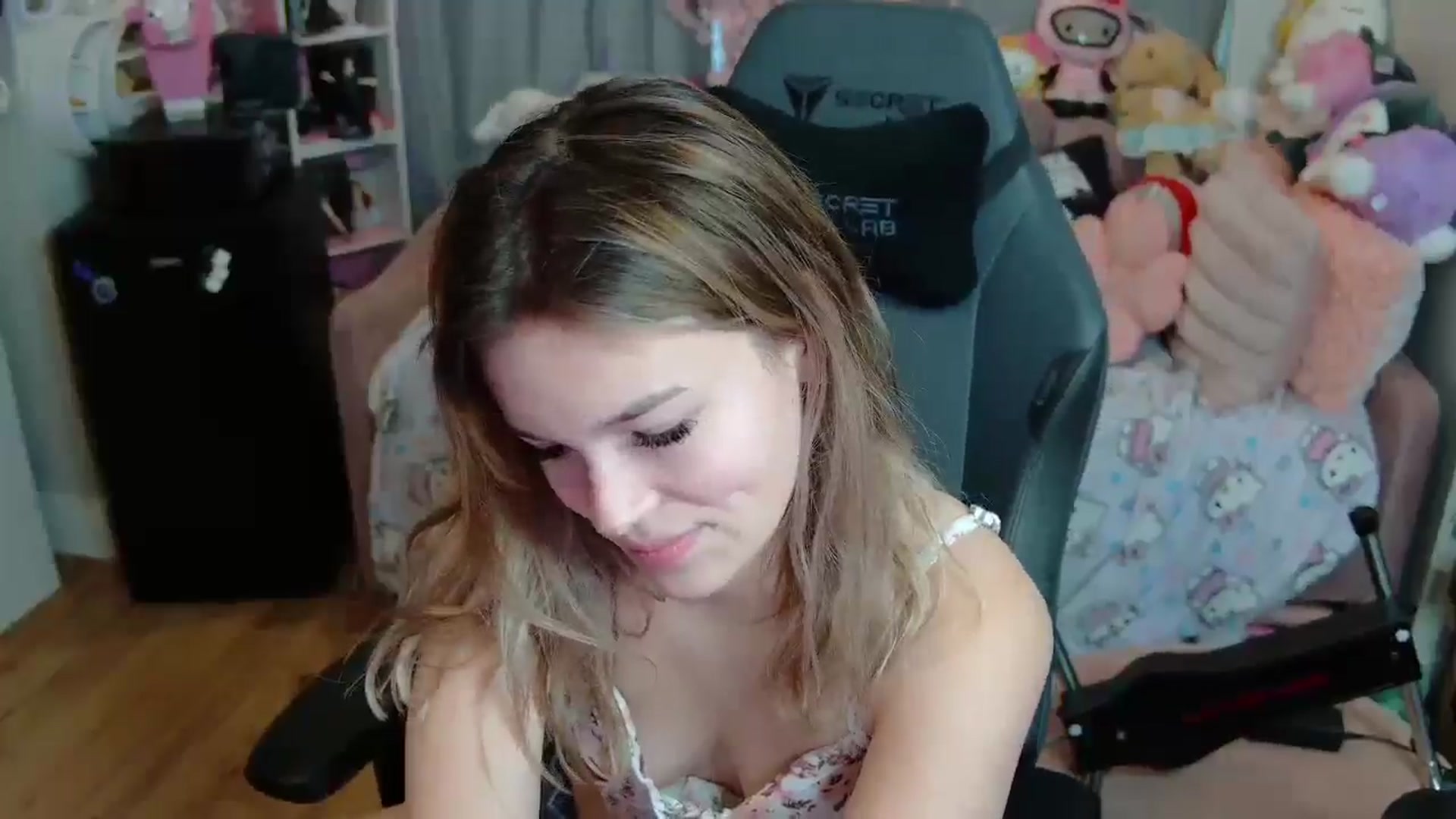 Gallery image thumbnail from Lil__Bunny's myfreecams stream on, 04/20/2025, 22:40 image 5 of 20