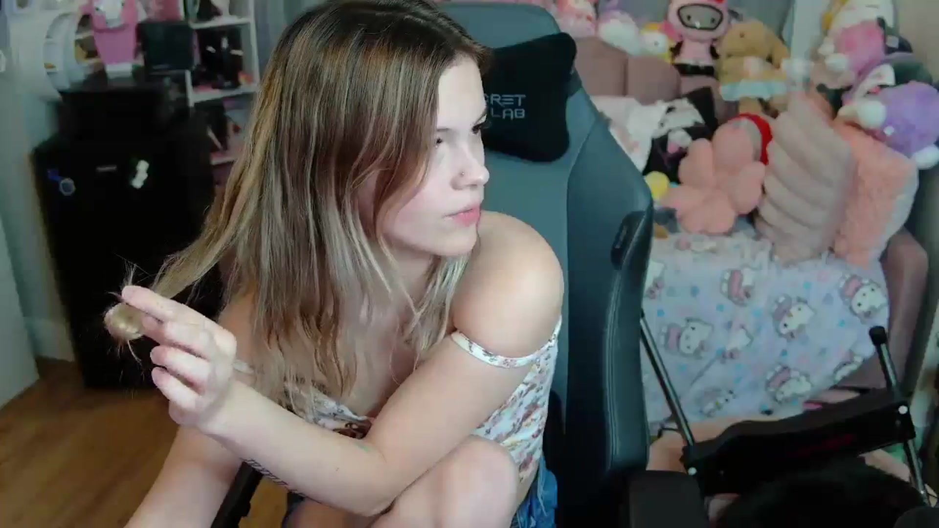 Gallery image thumbnail from Lil__Bunny's myfreecams stream on, 04/20/2025, 23:03 image 13 of 20