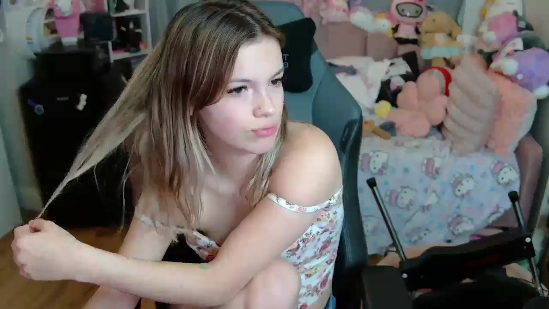 Gallery image thumbnail from Lil__Bunny's myfreecams stream on, 04/20/2025, 23:03 image 9 of 20