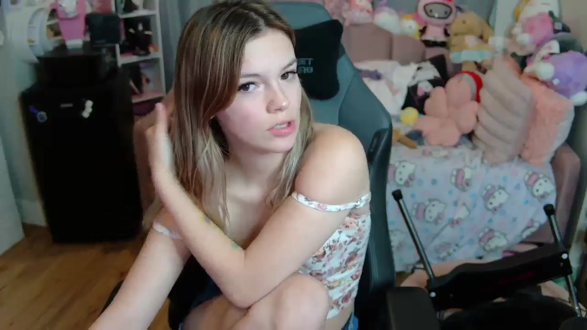 Gallery image thumbnail from Lil__Bunny's myfreecams stream on, 04/20/2025, 23:03 image 11 of 20