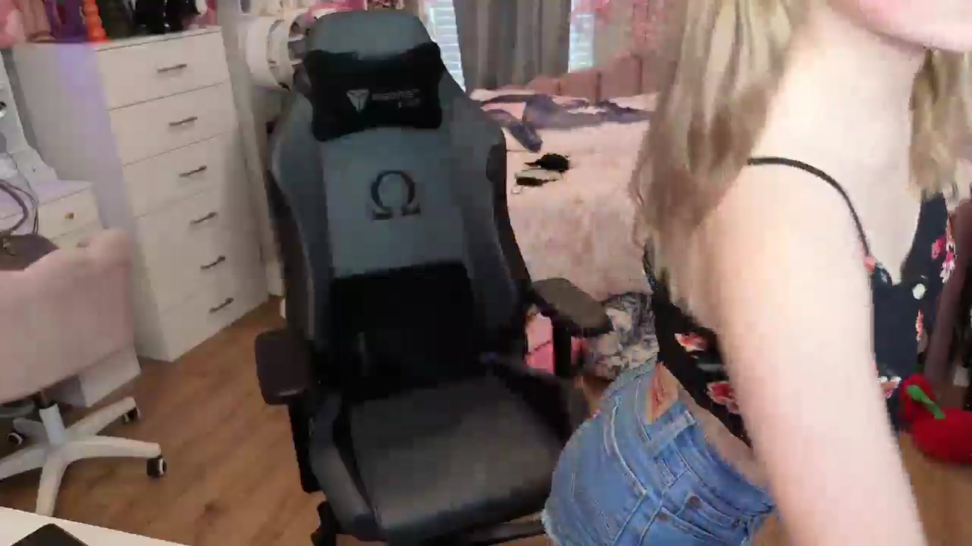 Gallery image thumbnail from Lil__Bunny's myfreecams stream on, 06/14/2025, 23:47 image 15 of 20