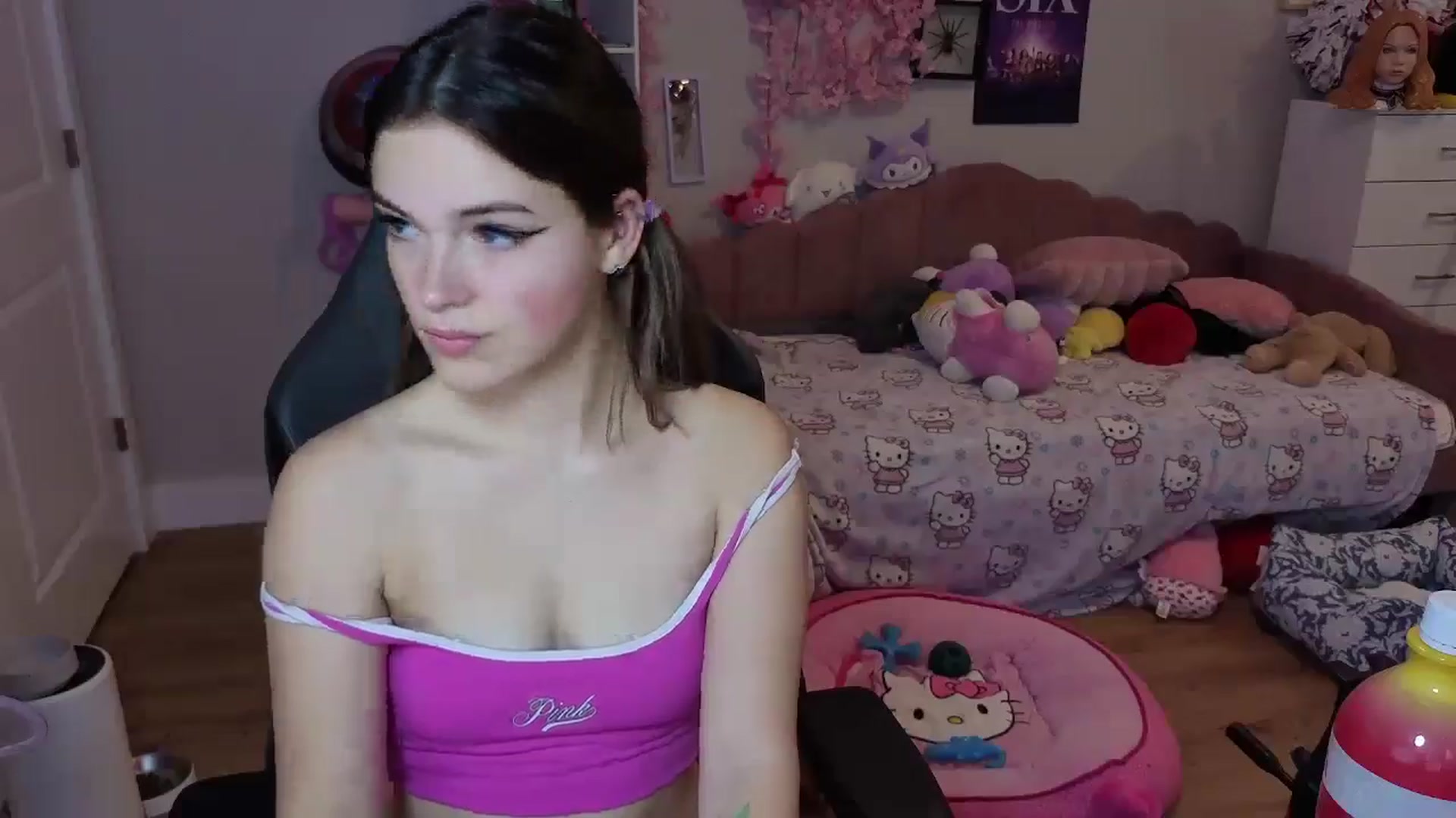 Gallery image thumbnail from Lil__Bunny's myfreecams stream on, 08/08/2025, 22:21 image 18 of 20