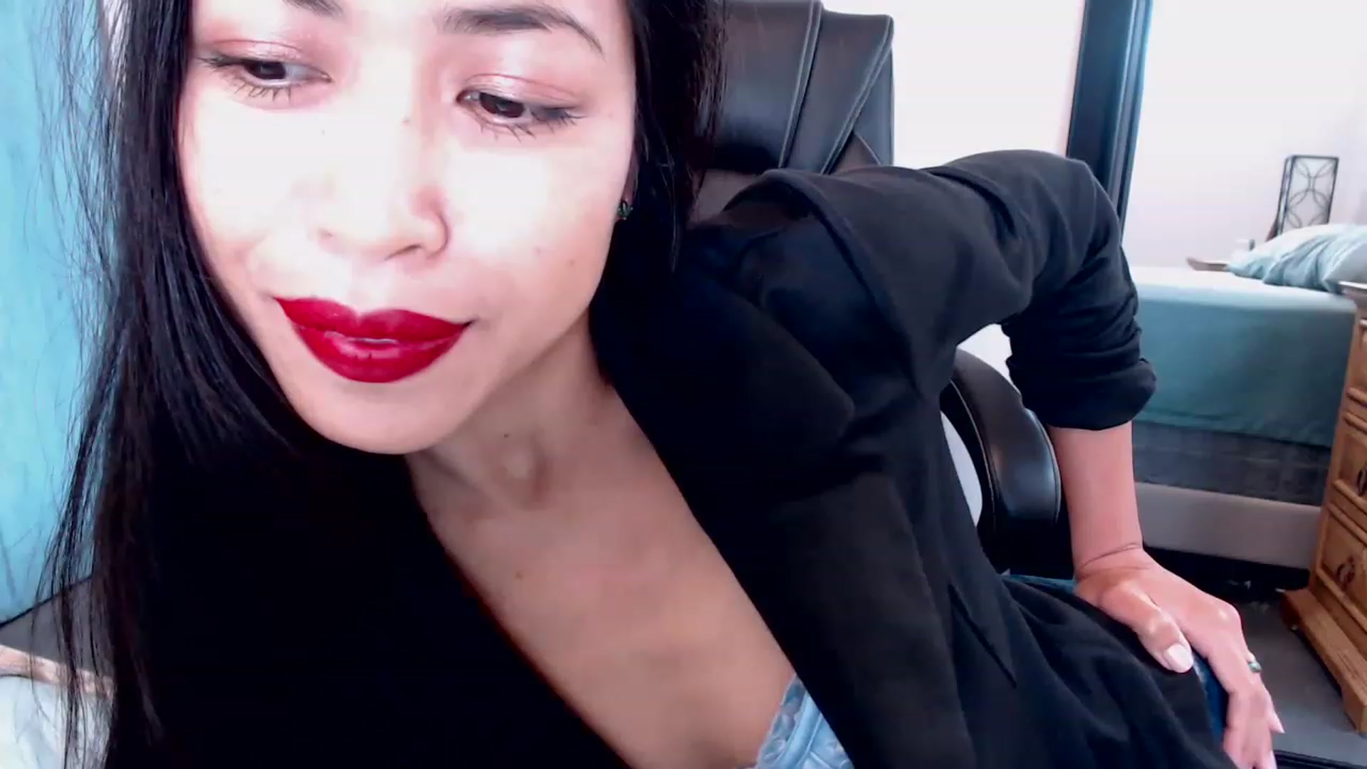 Gallery image thumbnail from Lil__bit's myfreecams stream on, 03/17/2023, 17:39 image 8 of 20