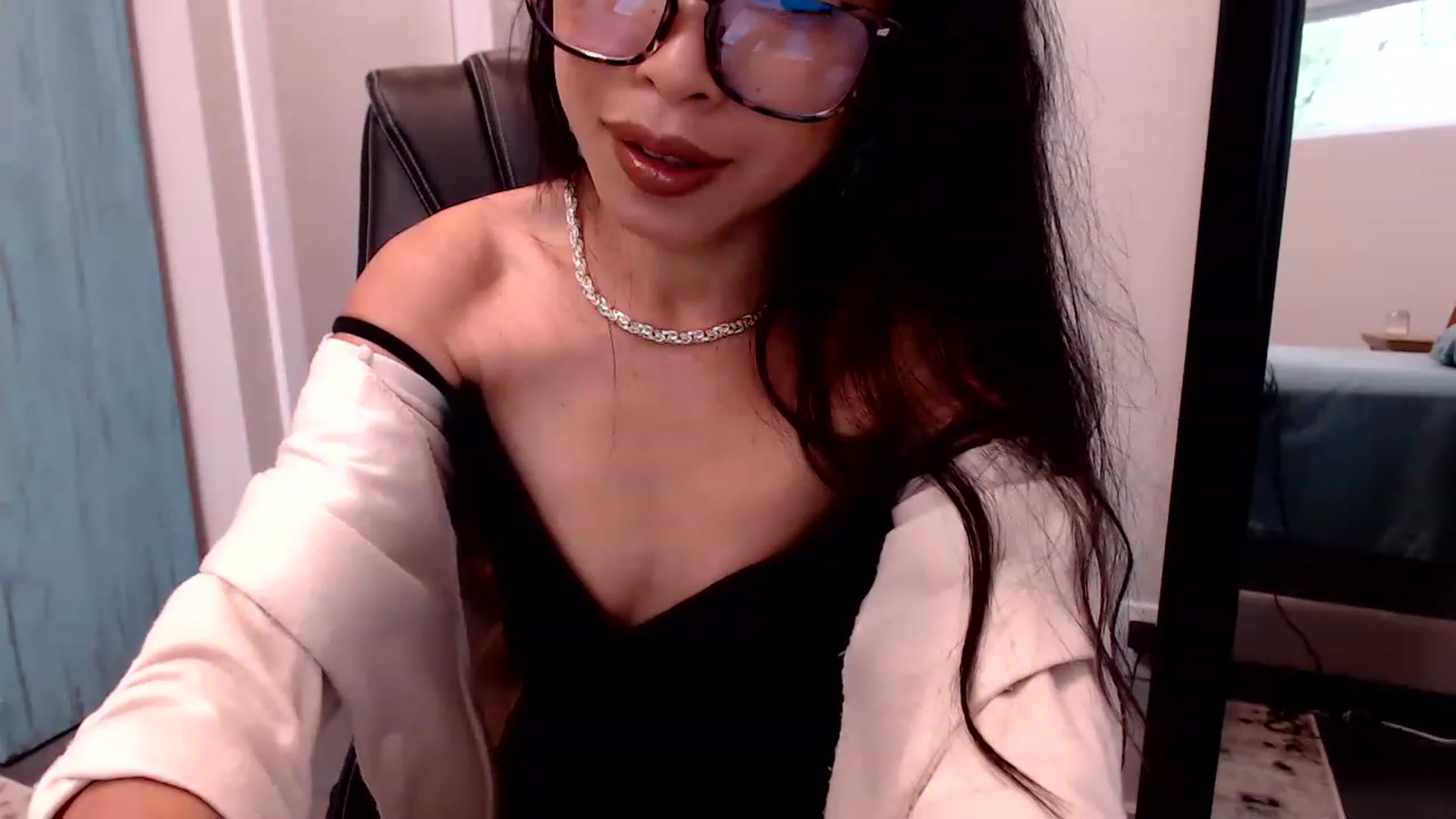 Gallery image thumbnail from Lil__bit's myfreecams stream on, 03/21/2023, 15:43 image 4 of 20