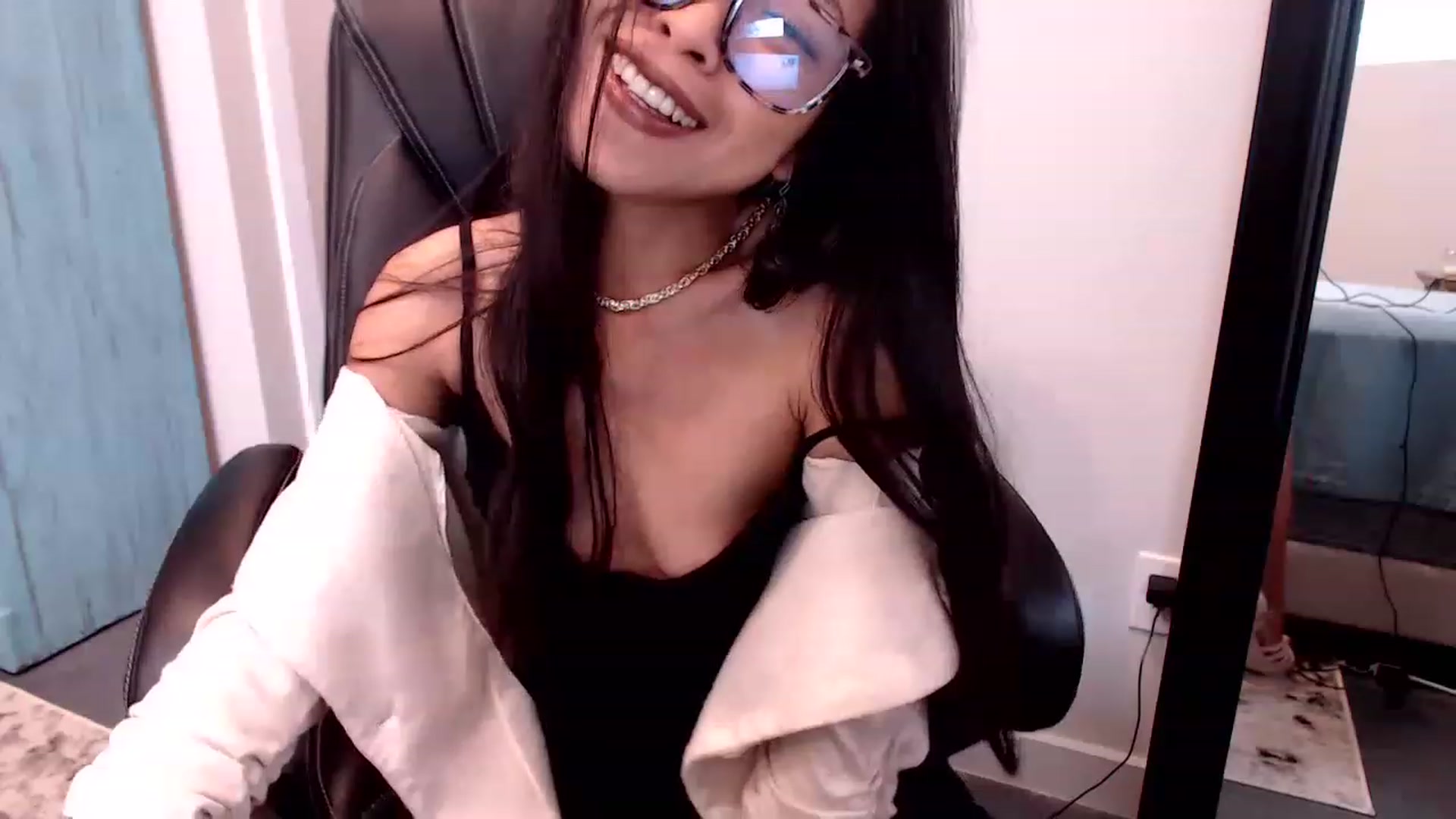 Gallery image thumbnail from Lil__bit's myfreecams stream on, 03/21/2023, 15:43 image 17 of 20