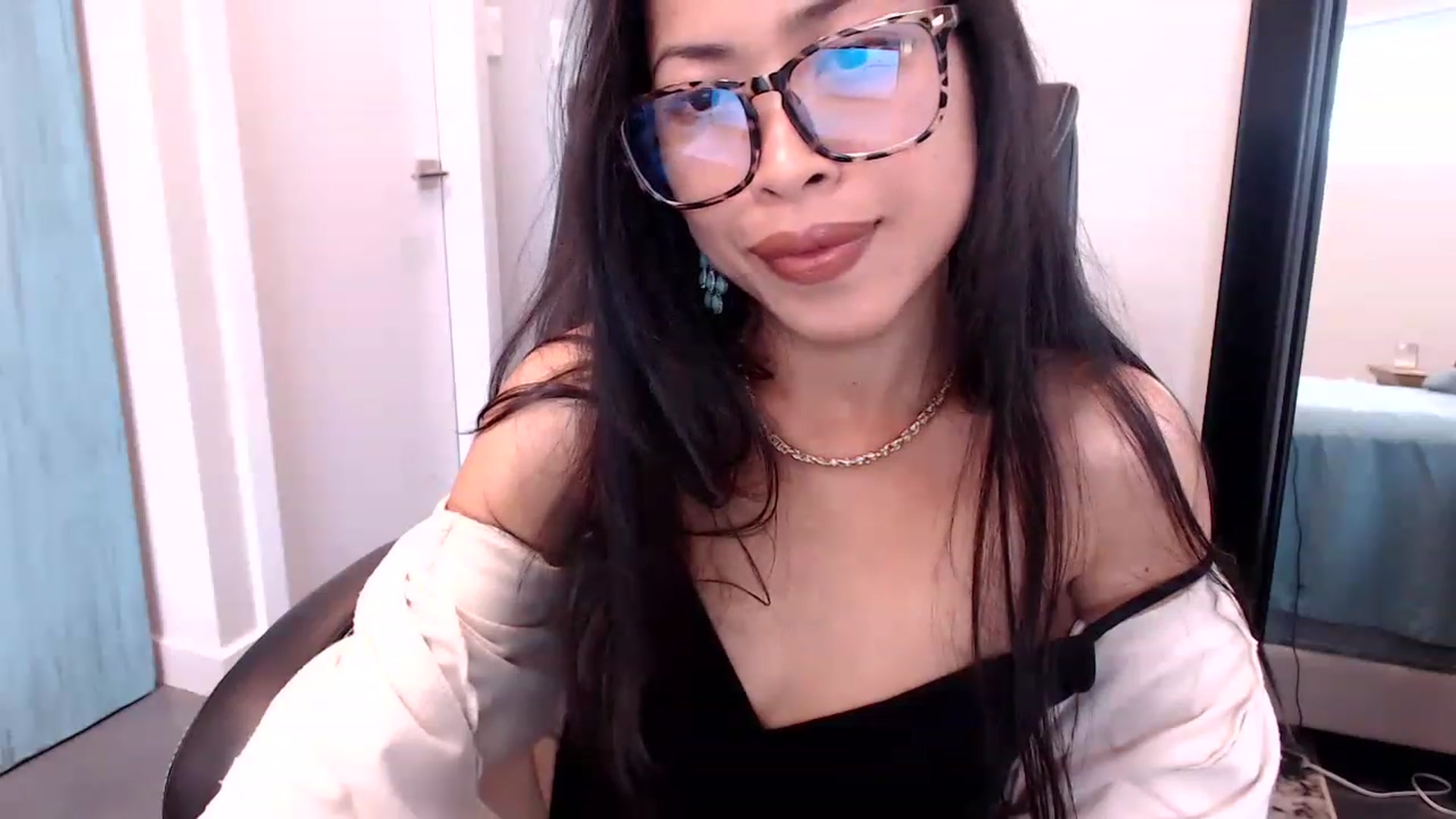 Gallery image thumbnail from Lil__bit's myfreecams stream on, 03/21/2023, 18:56 image 14 of 20