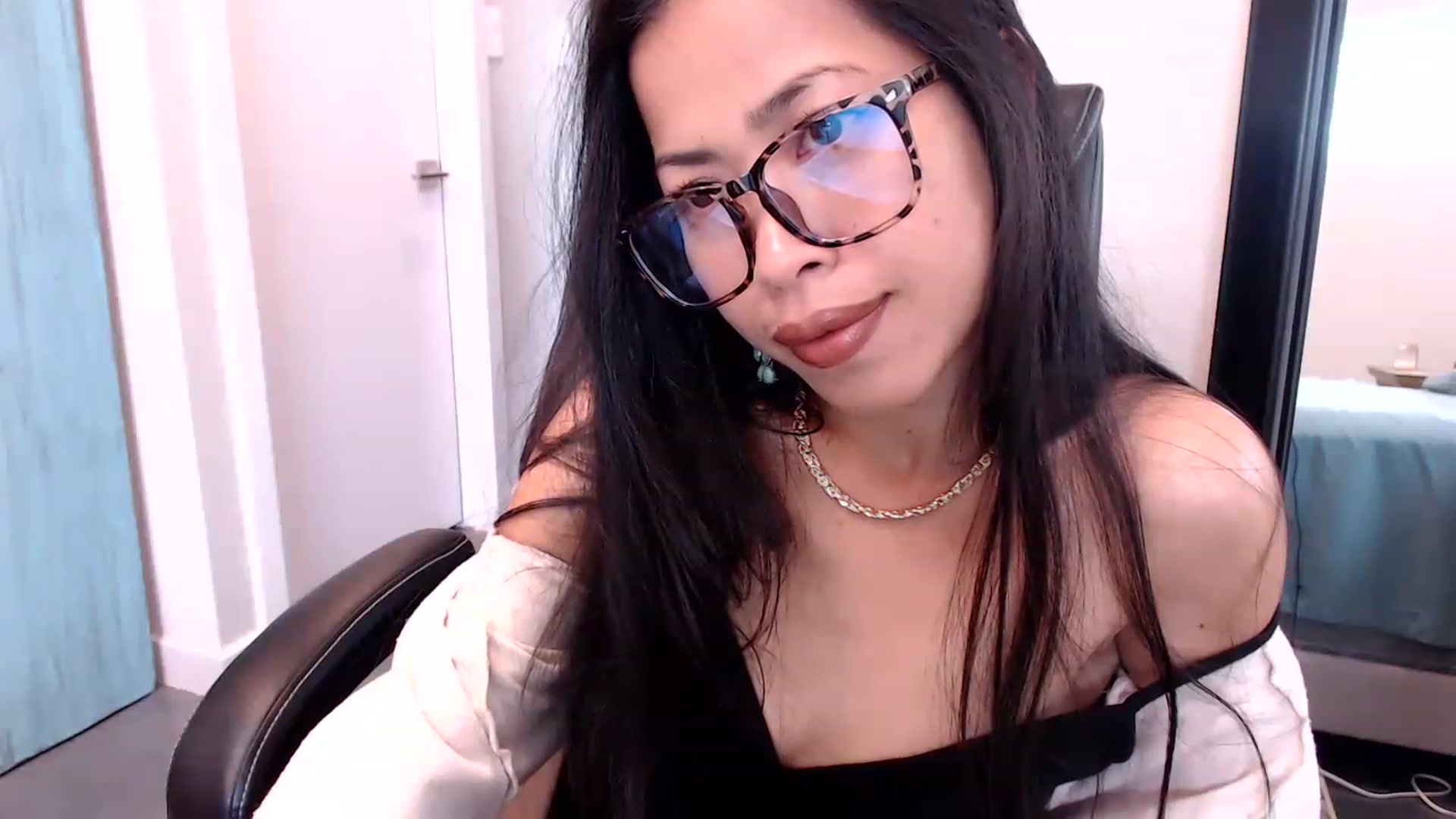 Gallery image thumbnail from Lil__bit's myfreecams stream on, 03/21/2023, 18:56 image 15 of 20