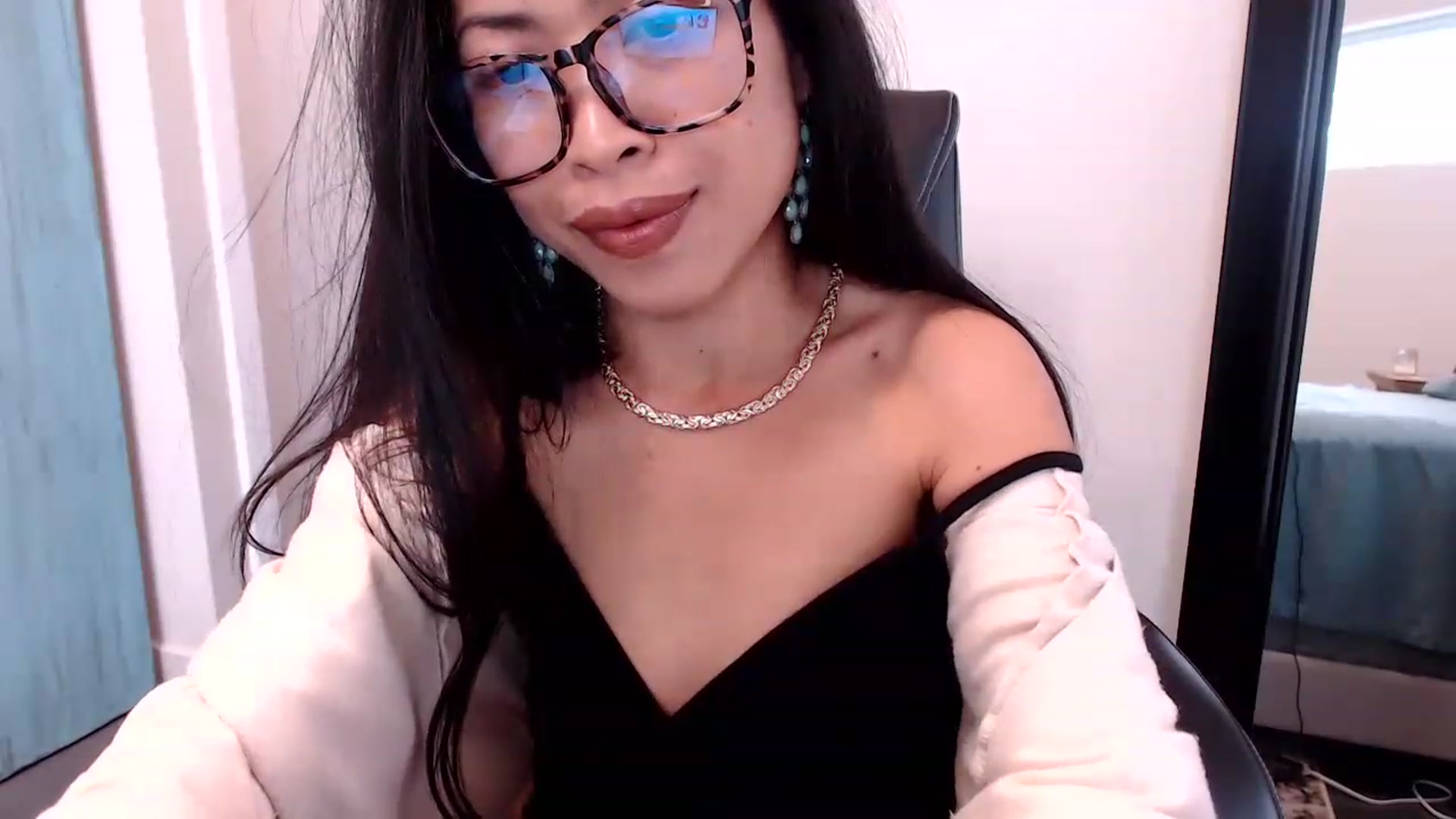 Gallery image thumbnail from Lil__bit's myfreecams stream on, 03/21/2023, 18:56 image 10 of 20
