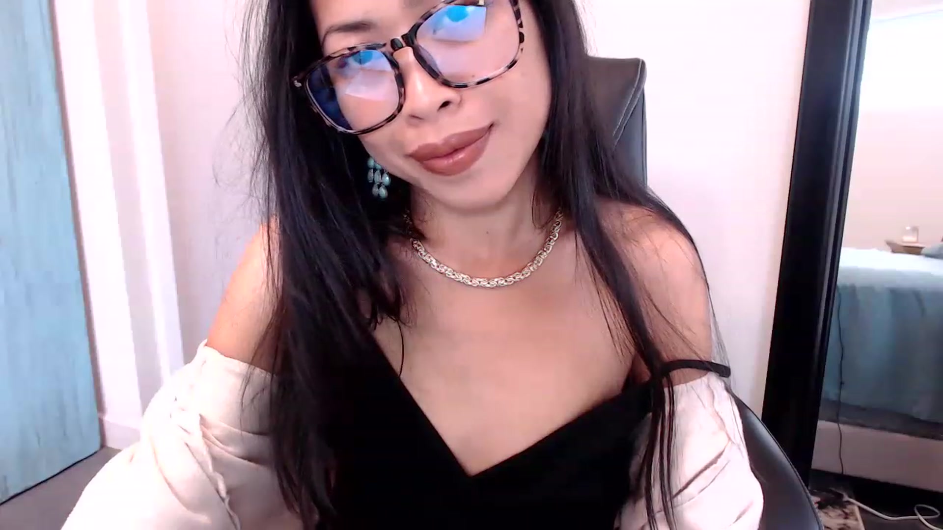 Gallery image thumbnail from Lil__bit's myfreecams stream on, 03/21/2023, 18:56 image 12 of 20